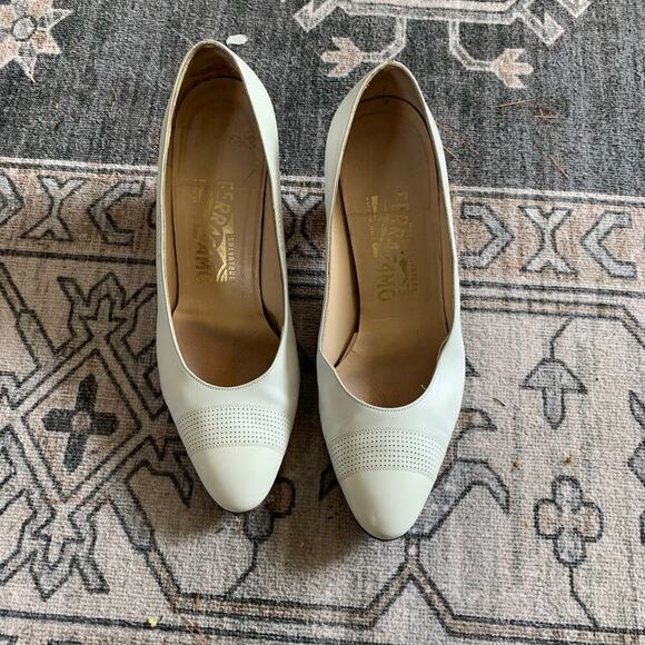 Vintage Salvatore Ferragamo White Pumps Size 7.5 - Picture 2 of 6